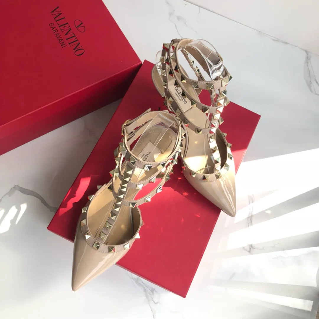 👟👟Ex-factory price 560👟👟 Women's shoes, women's clothing Valentino/Valentino rivets VT classic! Purchase the original version and get a 1:1 top-quality replica! Exquisite hawk beak toe, perfect side arc, original molded custom-made rust-free rivets, one-piece injection molded midsole, and Italian-imported Grade A leather outsole, giving you a genuine foot feel! The first choice for high-end customers to purchase ❤️ [Material] 👑 Upper: top imported cow patent leather/fetal cow leather 👑 Inner lining: original imported mixed goat leather 👑 Outsole: Italian A-grade genuine leather outsole [Color] Full range of 9⃣️ colors ▪️ Patent leather 7 colors: black, white, nude, red, pink, taro purple, light blue ▪️ Fetal cow leather 2 colors: black, haze blue [Heel height]▪️Flat bottom without straps ▪️Flat bottom with straps ▪️6.5cm three-strap mid heel ▪️8.5cm two-strap high heel [Number of yards] 35-39 [34, 40 41 42 customized and non-returnable] [Packaging] 🎁 Equipped with original packaging